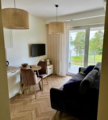 Urokliwy Apartament z dużym tarasem i widokiem na Jezioro Białe