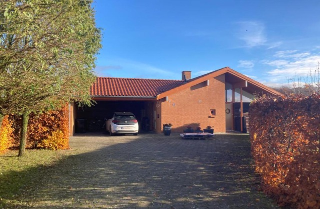 Værelse, bad og toilet i villa