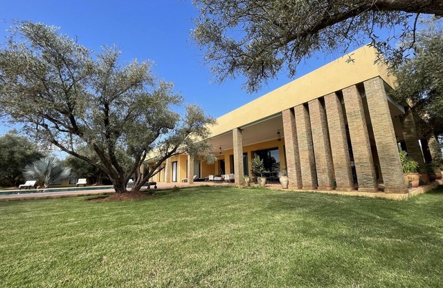 Villa with heated pool and staff. 8 people, dependency (optional)