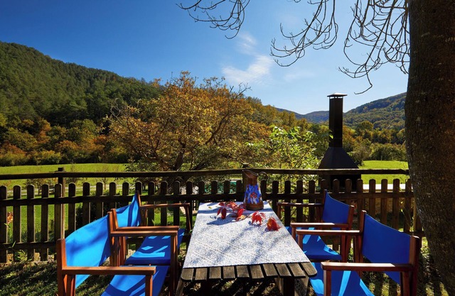 Vacation Home "La Cabana, El Reixac Casa Rural" with Mountain View, Shared Pool & Wi-Fi
