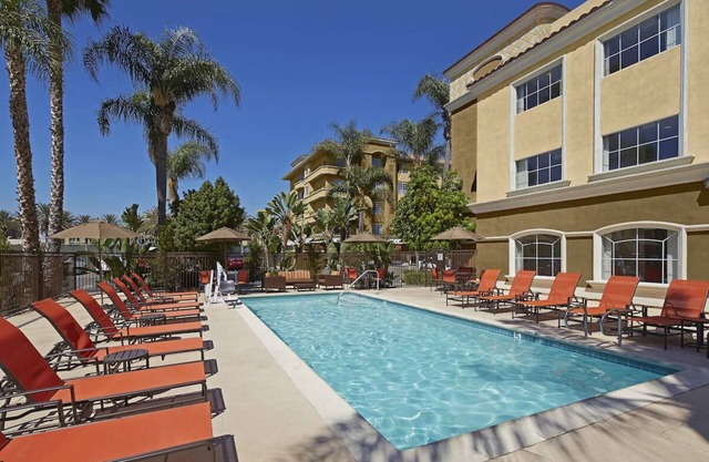 Vacation At its Finest! Walking Distance! Cozy Rooms, Pool & Shuttle Service!