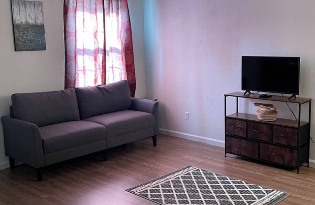 Vacation Condo #2 2BR with full kitchen, walk to river and shops, pets welcome