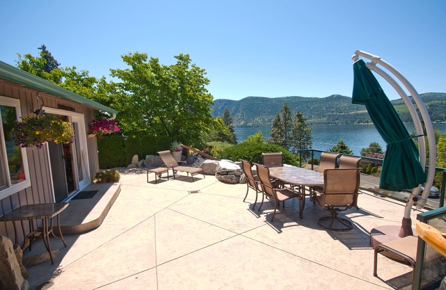 Vacation Family Home. 180 view of Beautiful Lake Chelan. Private backyard.