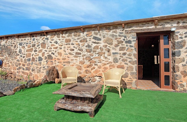 Vacation Home "Casa los Javieles" with Mountain View, Garden & Wi-Fi