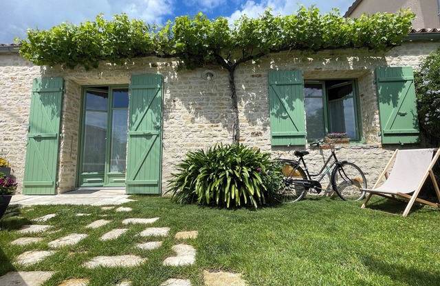 Vacation home/2 bedrooms/La Rochelle 15 min away/Walled garden/WIFI/Holiday vouchers