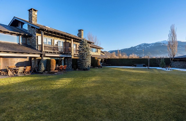 Vacation Home "Casa Fontanals de Cerdanya" with Mountain View, Wi-Fi, Terrace & Garden