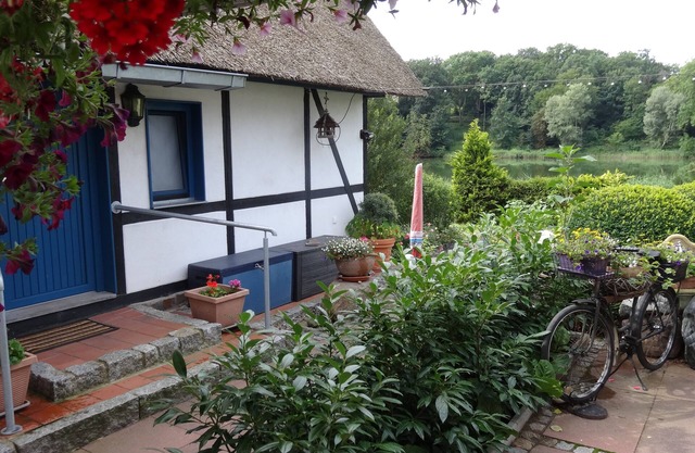 Vacation home with thatched roof at Kühlensee in the Sternberger Seenland Nature Park