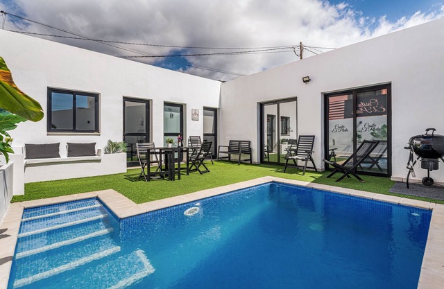 Vacation Home 'El Pleito' with Private Pool, Private Terrace and Wi-Fi