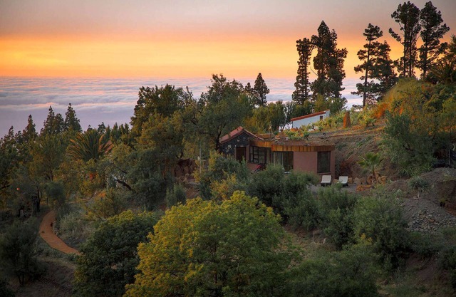 Vacation home El Sitio with pool - secluded location above the clouds, sea view, sauna, fireplace