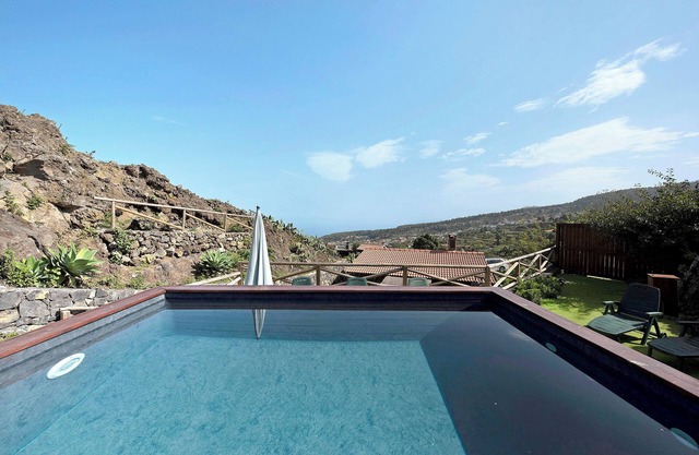 Vacation Home "Casas Rurales Los Guinderos" with Mountain View