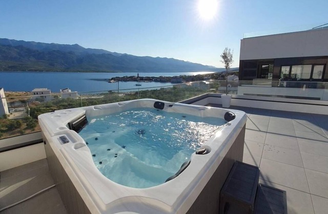 Vacation home for 8 guests with 275m² in Vinjerac (170187)