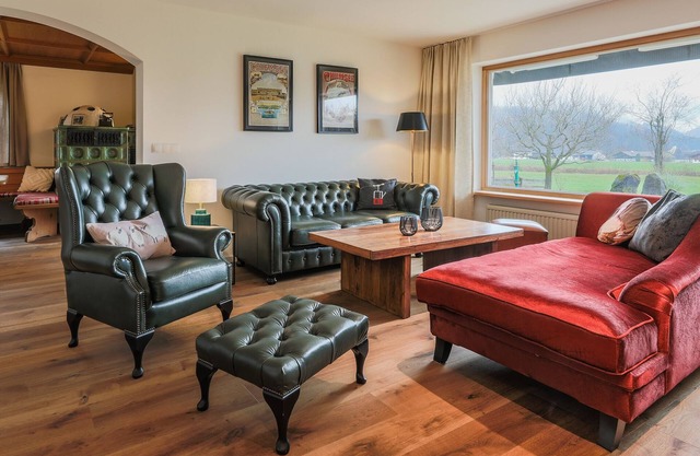 Vacation home for up to 10 people with 4 bedrooms, 210m², large garden