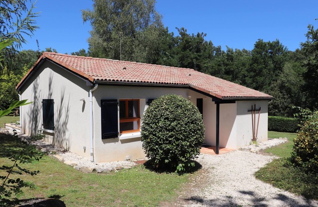 Vacation home France * with 2 bathrooms, spacious private garden & Golf course around the corner