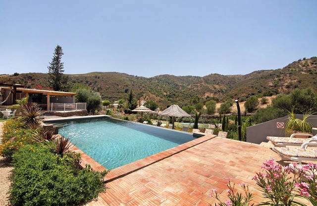 Vacation Home "Quinta do Silêncio T4" with Mountain View, Shared Pool & Wi-Fi