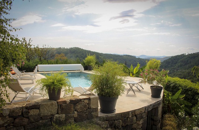 Vacation home with private pool and summer kitchen in a quiet location