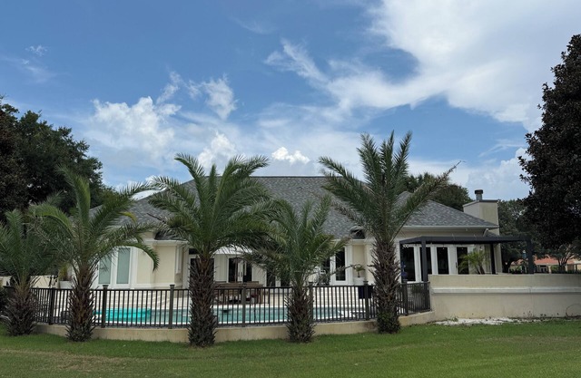 Vacation Paradise! 10 Minutes to the beach, pool, hot tub & on the golf course