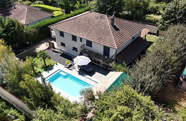 Vacation villa 250 m² with heated pool near LYON ideal for families