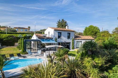 Vacation villa swimming pool and pétanque court !