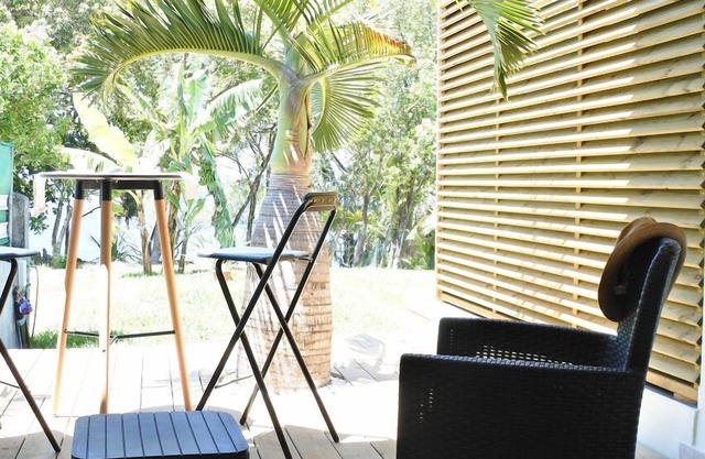 Vacoas Studio: 2 people feet in the water in Manapany-les-Bains