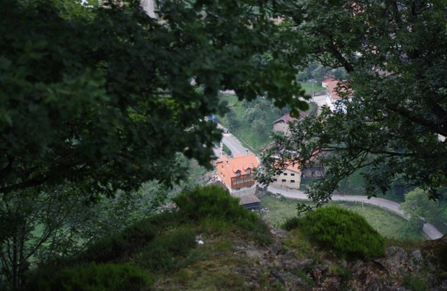 Valdecarzana Apartments. Braña La Viciella Senda del Oso, 3 km from San Martin.
