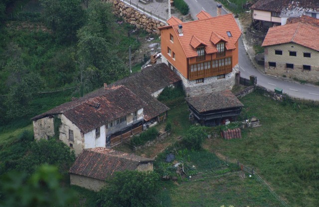 Valdecarzana Apartments. Braña San Lorenzo Senda del Oso, 3 km from San Martín