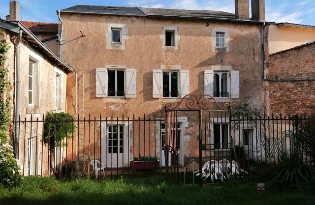 Valence en Poitou large town center house with garden - sleeps 12 to 14
