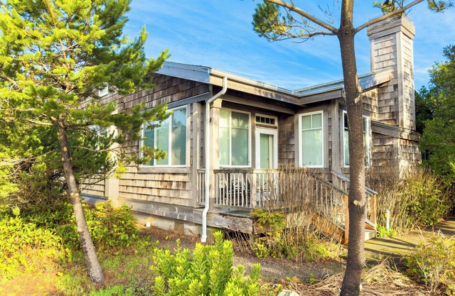 Valentine's House MCA#525 Cozy Duplex 1 block to the beach, fireplace