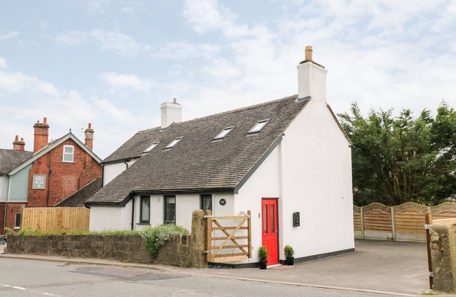 VALLEY VIEW, pet friendly, luxury holiday cottage in Ashbourne