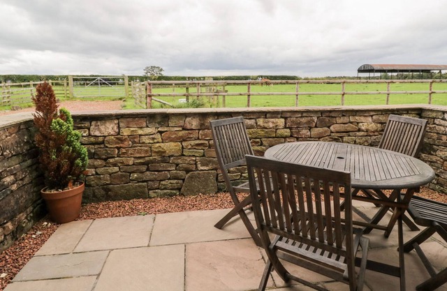 VALLUM, pet friendly, character holiday cottage in Brampton, Cumbria