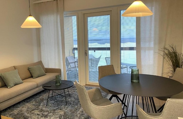 Valoisa kaksio järvinäköaloin