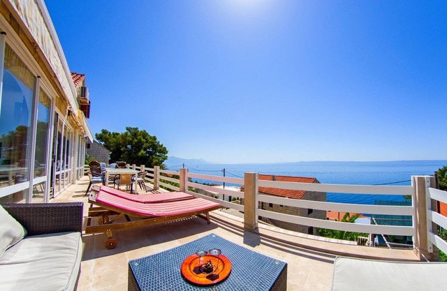 Vast house for up to 18 people, near the beach