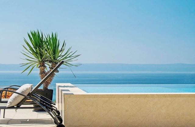 Vast villa, private heated pool - *free dinner offer