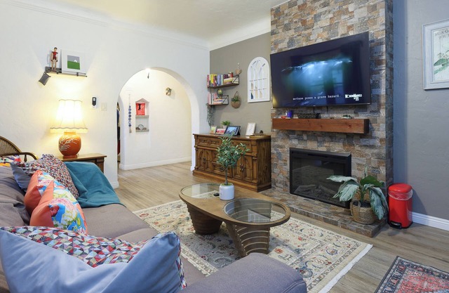Versatile Downtown 1B1B Home near Disneyland