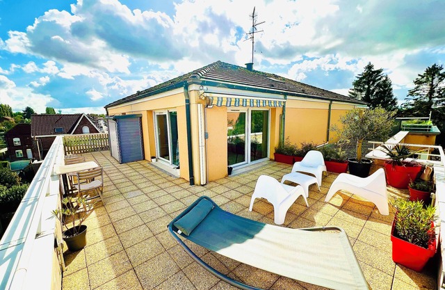 Very bright 54 m² apartment with 44 m² roof terrace
