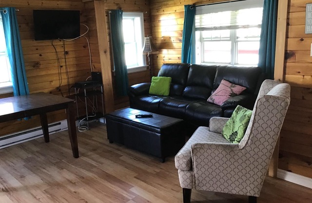 VERY CLOSE TO PARLEE BEACH - WIFI -TV - AIR CONDITIONING - BEACH PASS