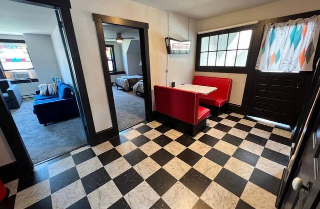Very Cool, Retro Getaway in Heart of Downtown