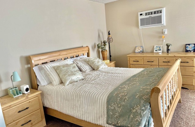 Very Lucky POOL home, is a very cozy guesthouse close to Soboba and Idyllwild.