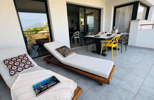 Very nice sea-view apartment with covered terrace and private parking.