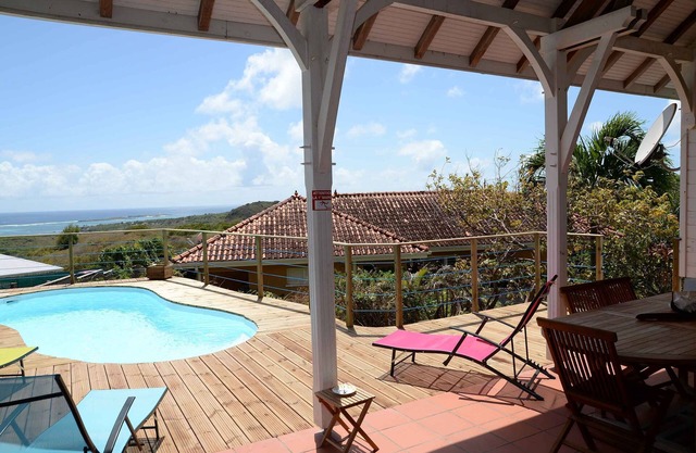 Very pleasant house with extraordinary view, beach 3 minutes away, fenced garden