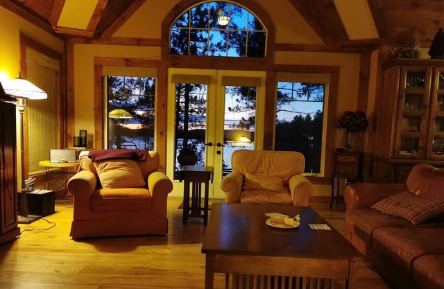 Very Private Executive cottage w Spectacular Sunsets on Waterfront