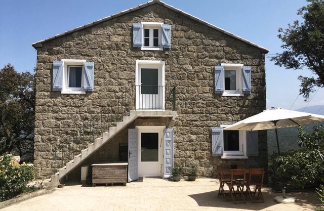 Very quiet house with mountain view in Sartène