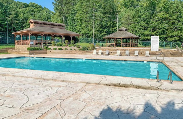 Very quiet mountain cabin in gated Talking Rock Creek Resort.