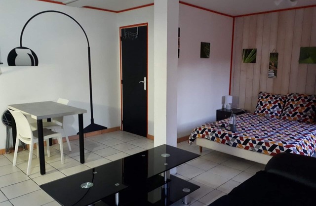 very quiet studio fully equipped 500 m from the lake with barbecue, garden furniture