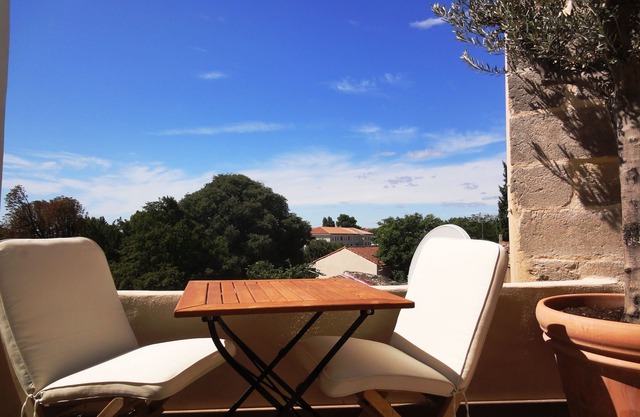 Very quiet terrace with a view, 80m² in Uzes hist. center, 2 bedrooms, AC, WIFI