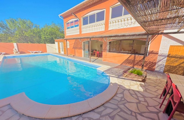 VERY SPACIOUS RESIDENCE FOR 8 TO 14 PEOPLE LARGE SWIMMING POOL