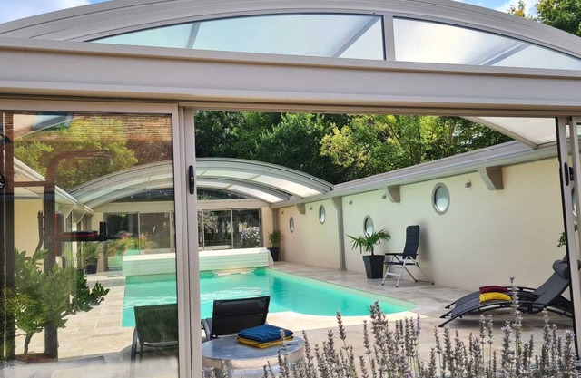 Villa ALL COMFORT, PRIVATE SWIMMING POOL, jacuzzi, not overlooked, 4000 hectares