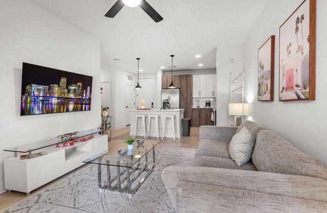 Vibrant 1-Bedroom Paradise: Pool & Gym Bliss