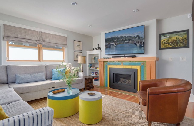 Vibrant 1919 bungalow - peaceful oasis, walk to downtown
