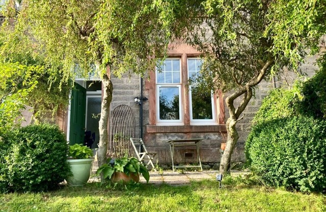 Vibrant 1BD flat with Garden in Dunfermline, Fife