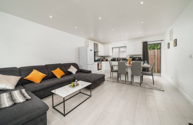 Vibrant 3br in Tottenham free parking on request